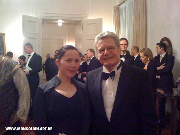 Joachim Gauck, Präsident der Bundesrepublik Deutschland, und Gereltuya Doyoddorj, Direktorin der Galerie ZURAG, Schloss Bellevue Berlin, 29.03.2012